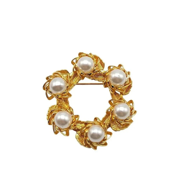 Vintage 1960s Brooch Lapel Pin 3D Laurel Leaf Wreath Faux Pearls Gold Tone Metal - Picture 1 of 4